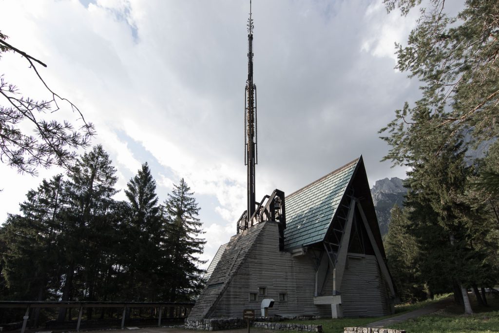 la propensione verticale della chiesa di Scarpa  del Villaggio Eni di Borca di Cadore