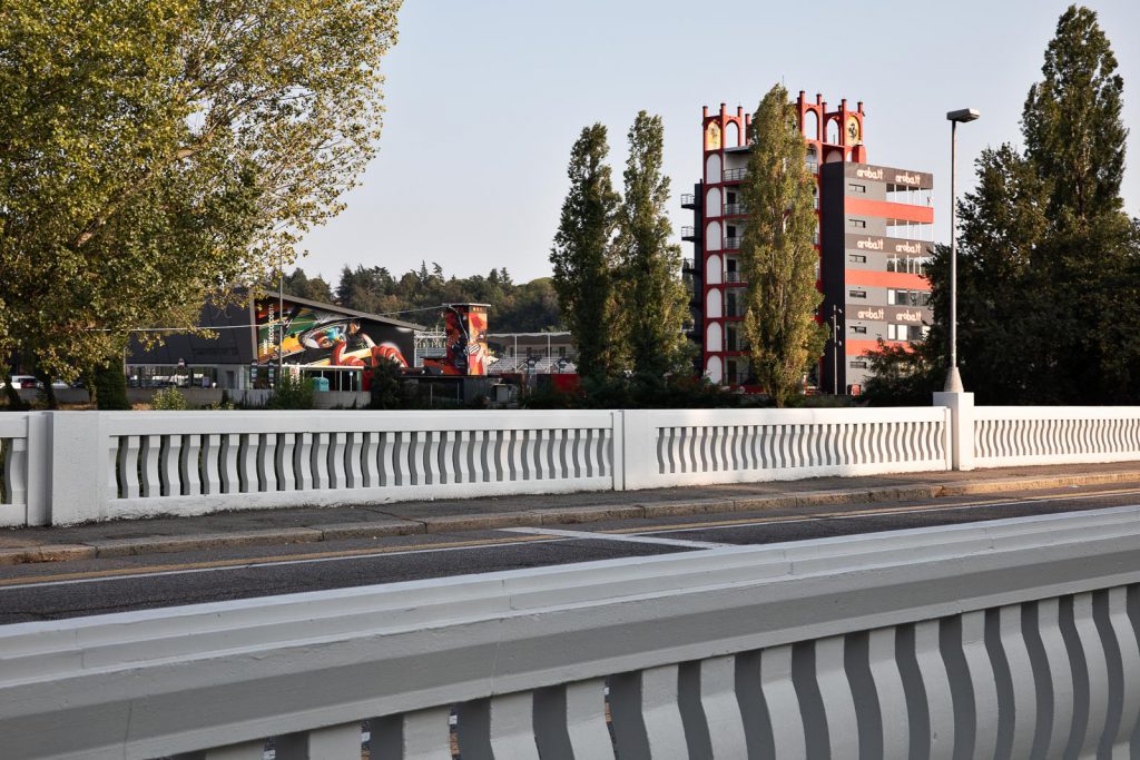 La torre dell'autodromo Enzo e Dino Ferrari vista dal ponte di viale Dante
