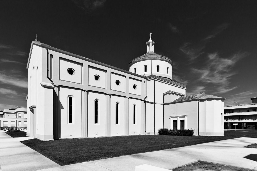 Chiesa di Santa Rosa - Calambrone (PI) | Prospetto a meridione con transetto © 2017