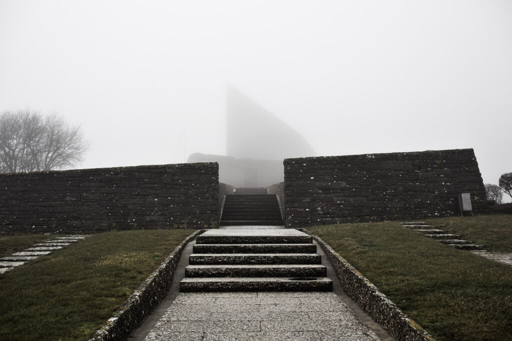 Edificio apicale del cimitero militare germanico del Passo della Futa in mezzo alla nebbia