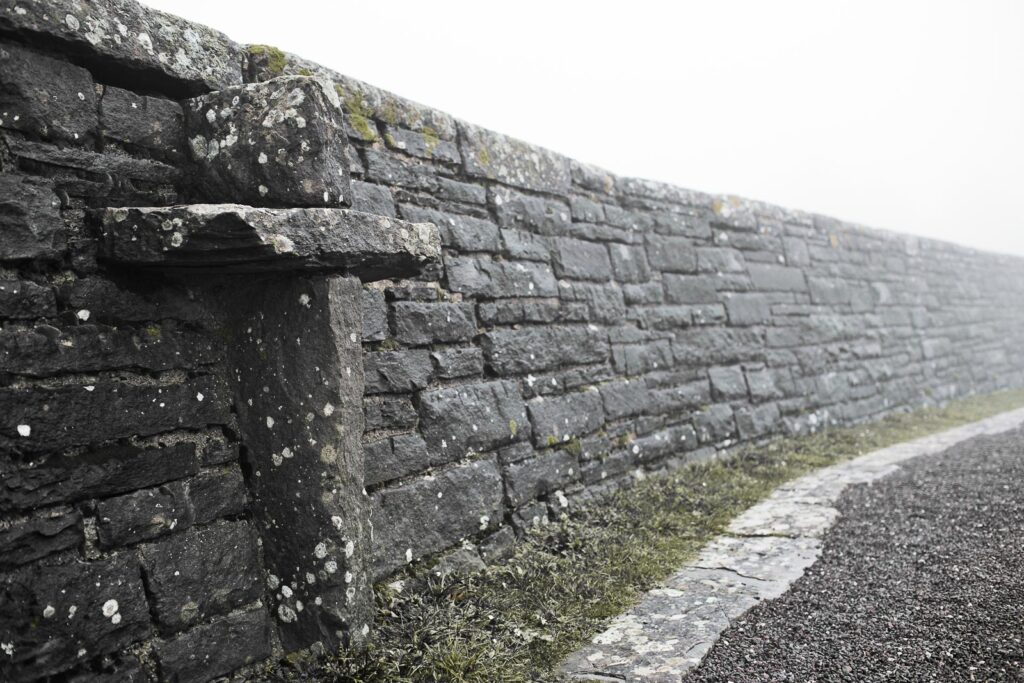 Muro perimetrale del cimitero militare germanico del Passo della Futa 