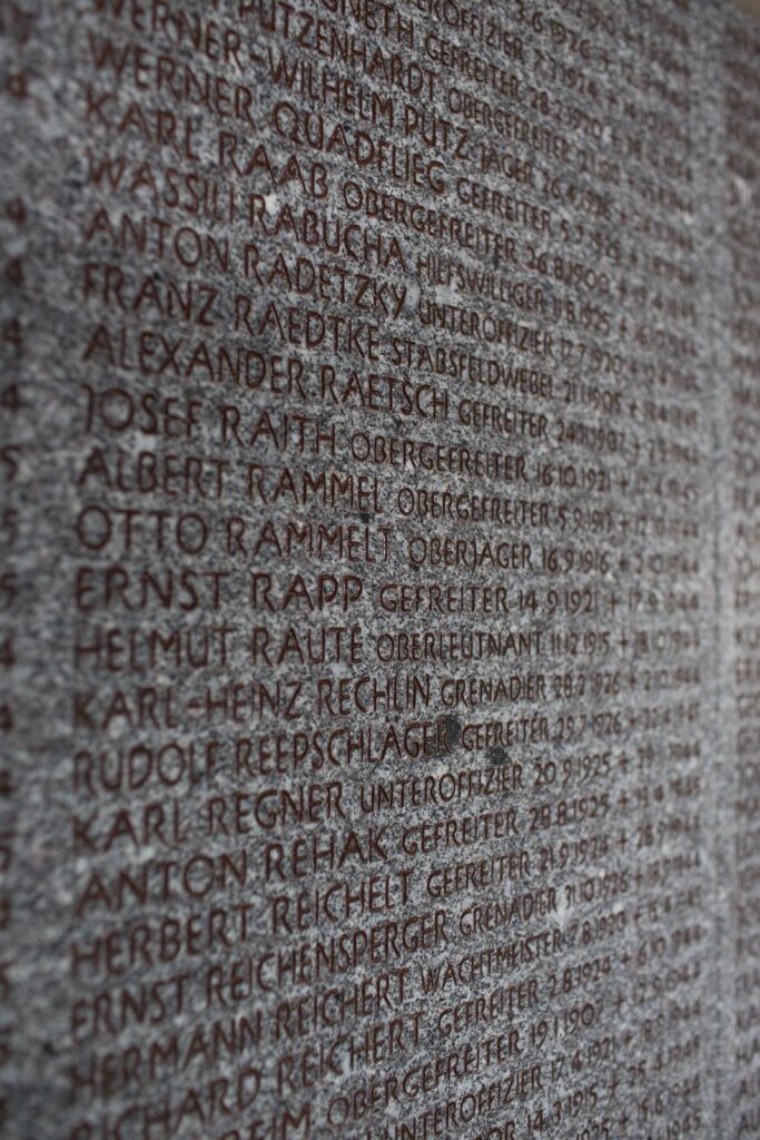 Lapide memoriale del cimitero militare germanico del Passo della Futa 