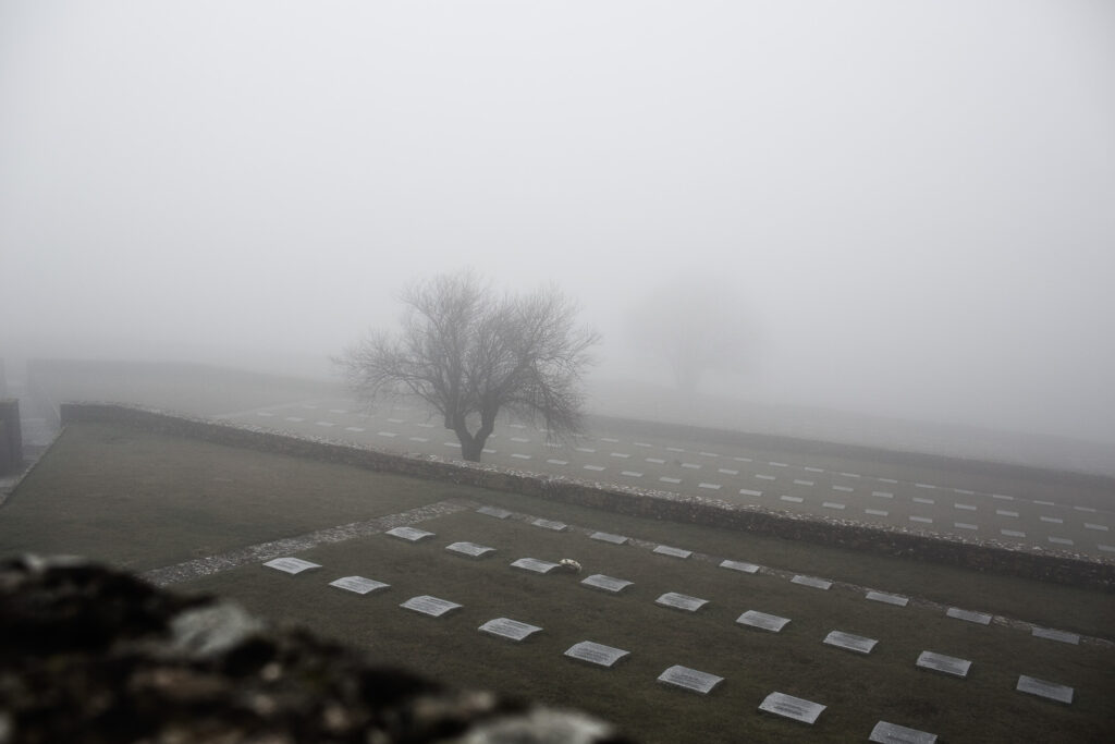 Campi di lapidi del cimitero militare germanico del Passo della Futa immerse nella nebbia